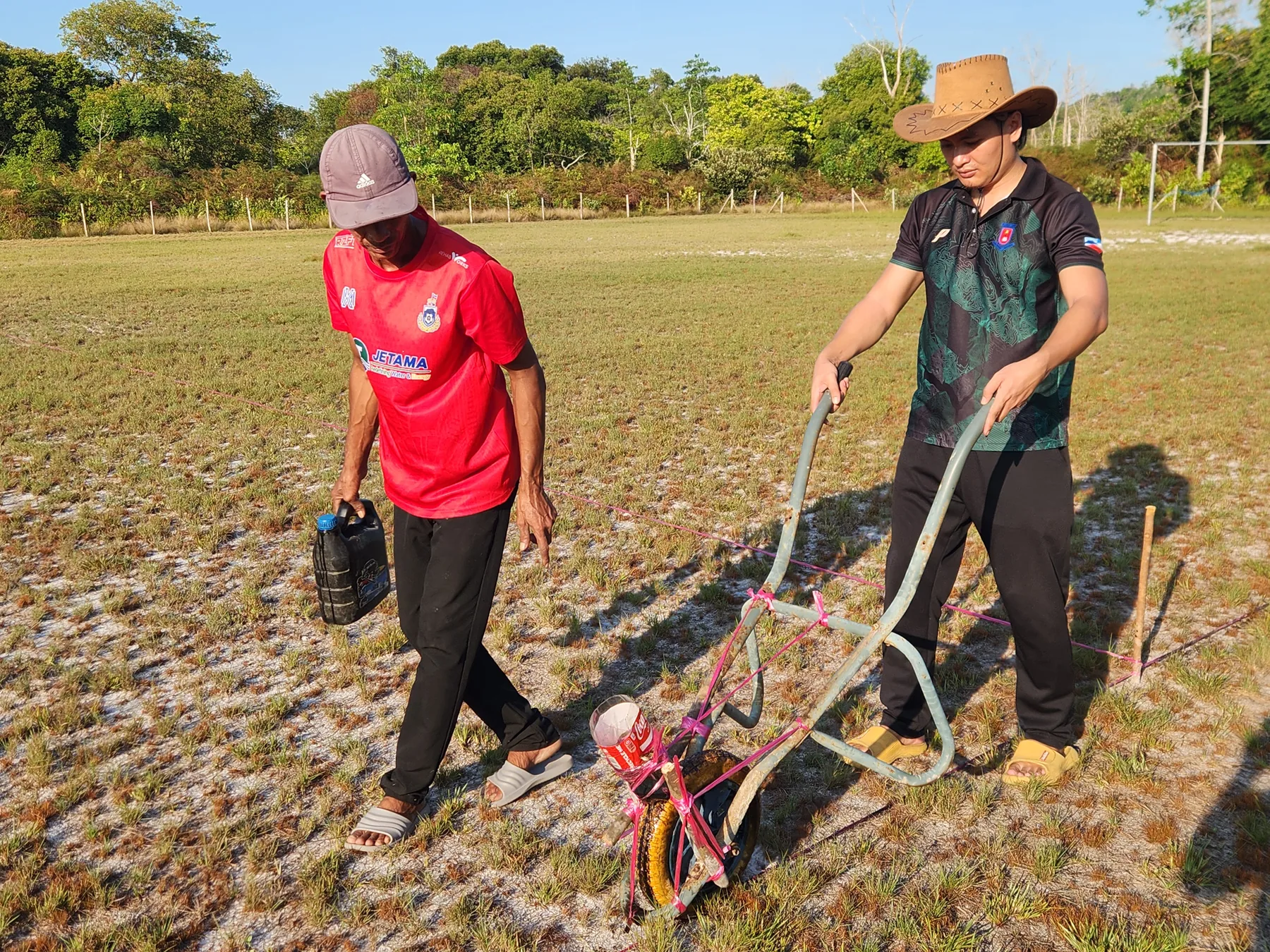 Alat penanda garisan padang yang dibina oleh warga SK Limau-Limau